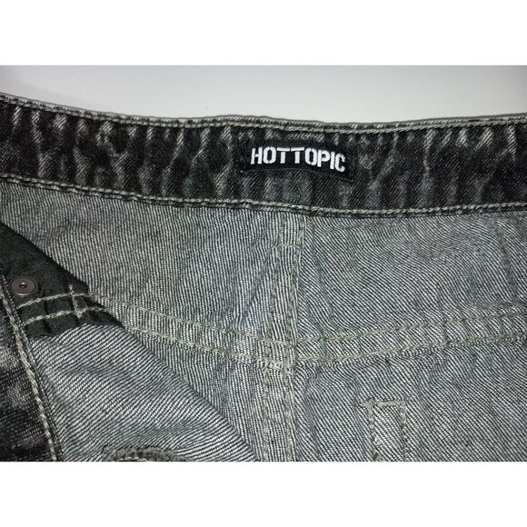 HOT TOPIC, Distressed Skull Patch High Rise Denim Shorts, Juniors Size 7 - Picture 5 of 6